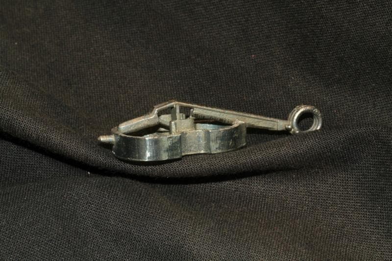 唯一無二の響き: クロム製コントラバスネックレス