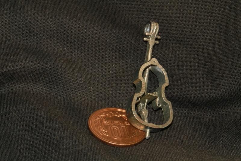 唯一無二の響き: クロム製コントラバスネックレス