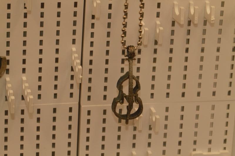 唯一無二の響き: クロム製コントラバスネックレス