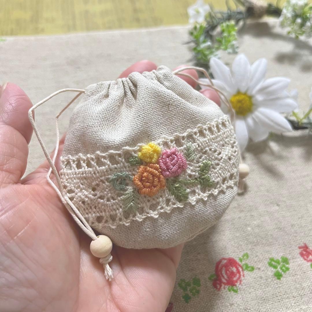 2308-2 手のひら巾着サシェ 香り袋 綿麻 レース ローズ刺繍 オレンジ
