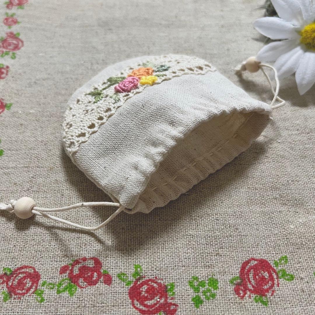2308-2 手のひら巾着サシェ 香り袋 綿麻 レース ローズ刺繍 オレンジ