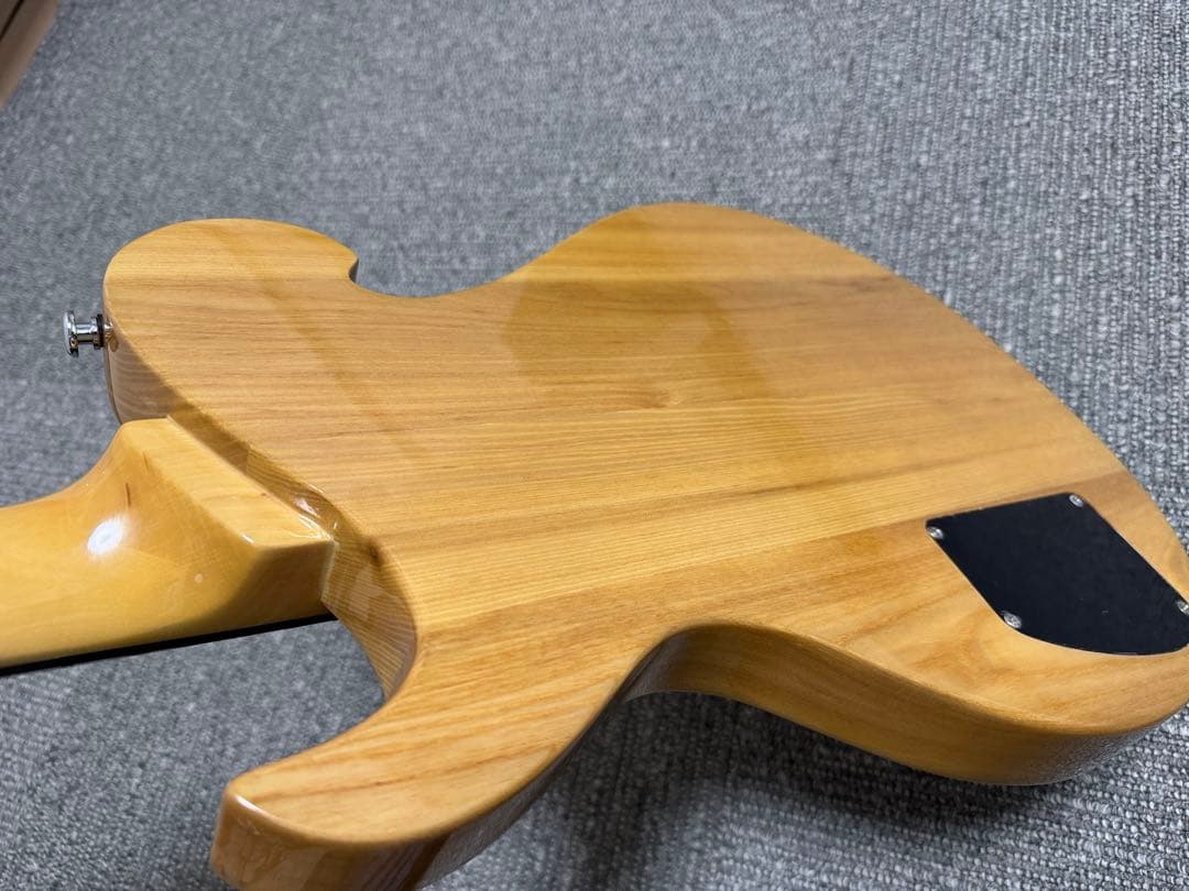 新品同様 オリジナルエレキギター バールメープル トラピーズテールピース
