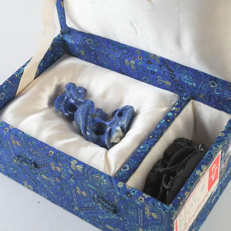 中国　玉石青晶石彫刻　双鶴刻　置物　唐木台付　V　9996