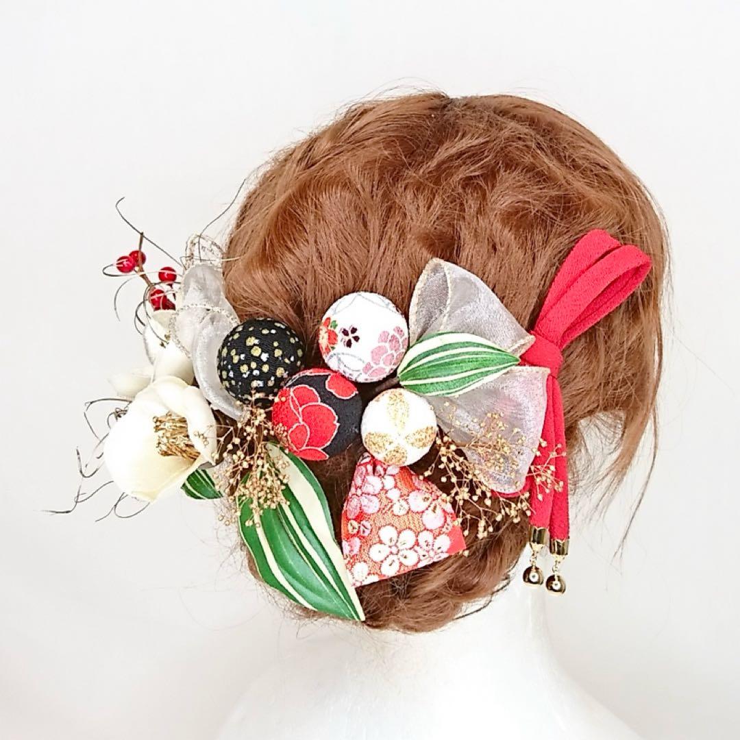 椿と和玉とちりめん紐の髪飾り 成人式 卒業式 七五三 赤 オフホワイト 造花 白