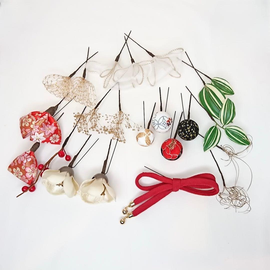 椿と和玉とちりめん紐の髪飾り 成人式 卒業式 七五三 赤 オフホワイト 造花 白