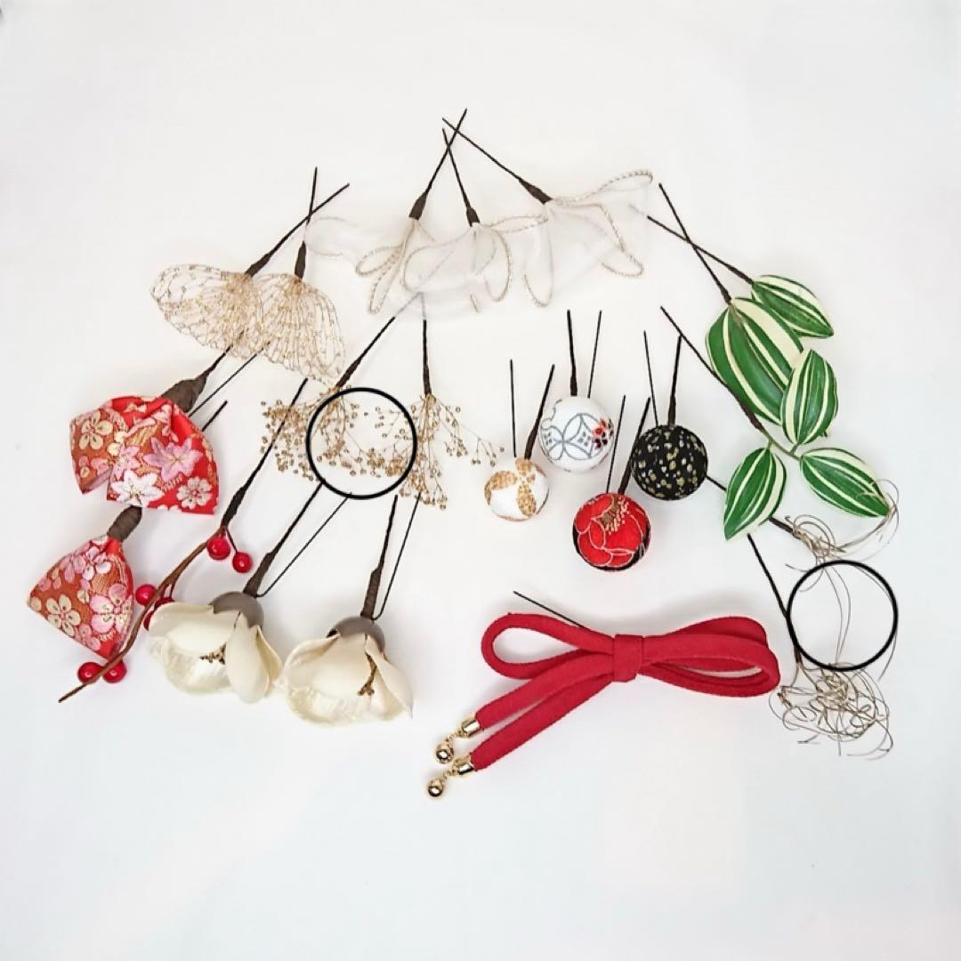 椿と和玉とちりめん紐の髪飾り 成人式 卒業式 七五三 赤 オフホワイト 造花 白