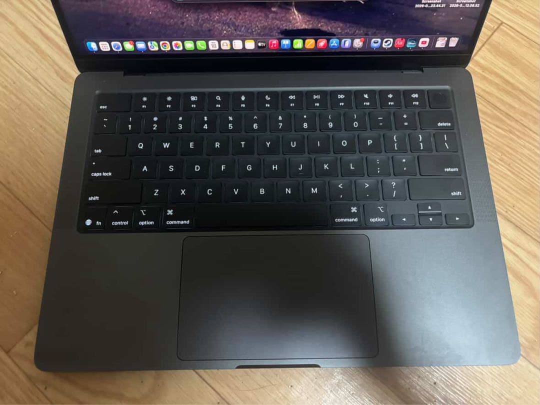 Mac book m5 14インチ