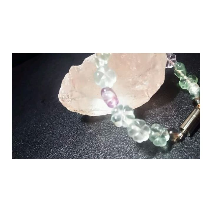 四葉クローバーフローライトの銅ワイヤーとマグネットの女性用ブレスレット２