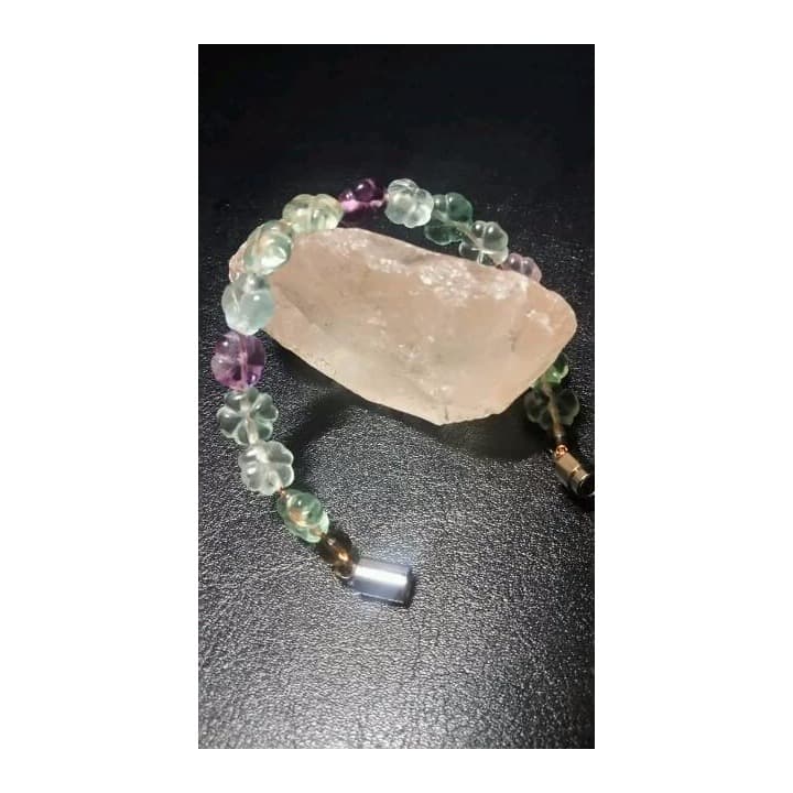 四葉クローバーフローライトの銅ワイヤーとマグネットの女性用ブレスレット２