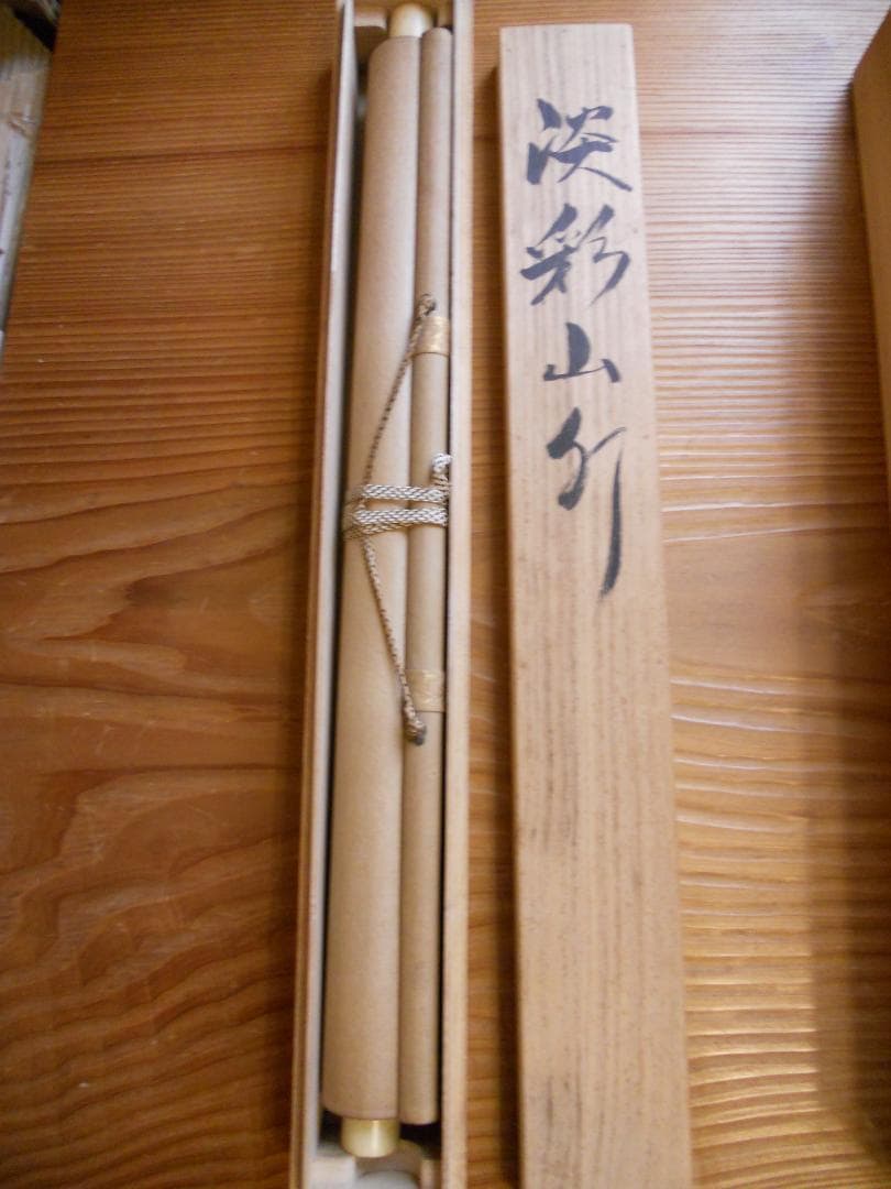 掛け軸 秀月 淡彩山水 絹本 希少 軸装 茶道具 掛軸 美品 です。