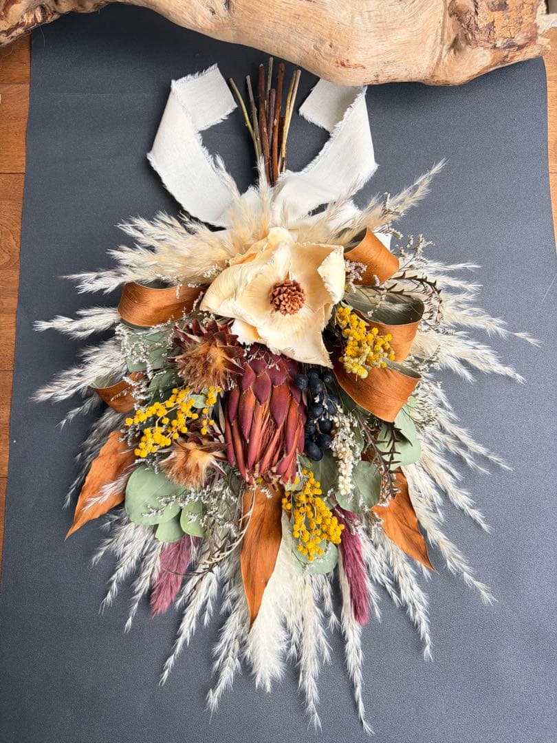ミモザとプロテアのブーケ　ドライフラワースワッグ　インテリア　ウェディングブーケ