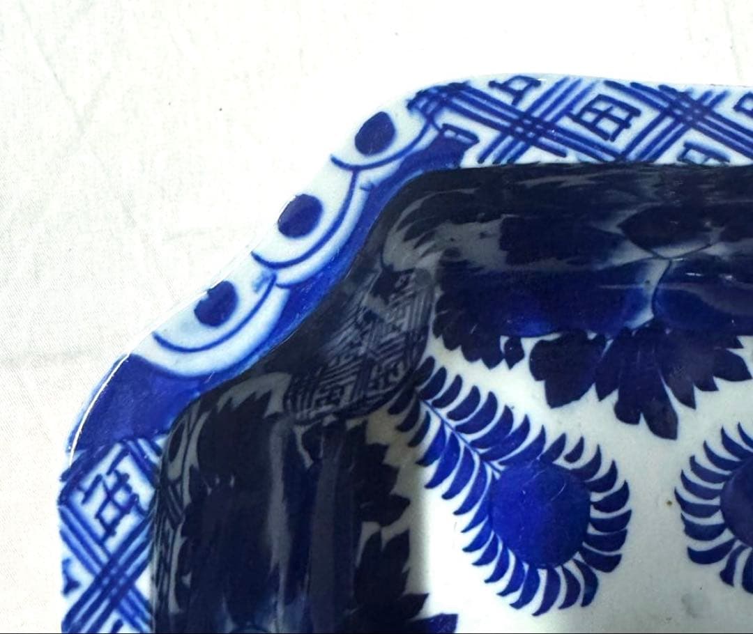 骨董皿　明治時代の染付角鉢　器　角鉢　隅切り　藍皿　デザイン皿