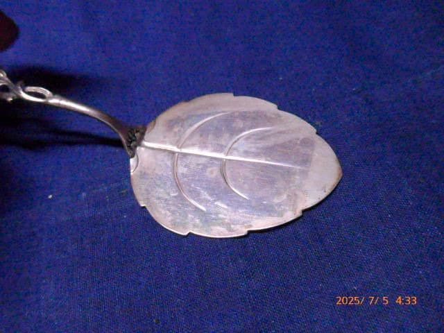 葉の形状と花のモチーフが特徴的な銀製ケーキサーバー