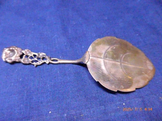 葉の形状と花のモチーフが特徴的な銀製ケーキサーバー