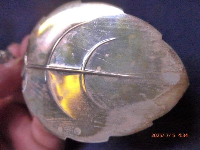 葉の形状と花のモチーフが特徴的な銀製ケーキサーバー