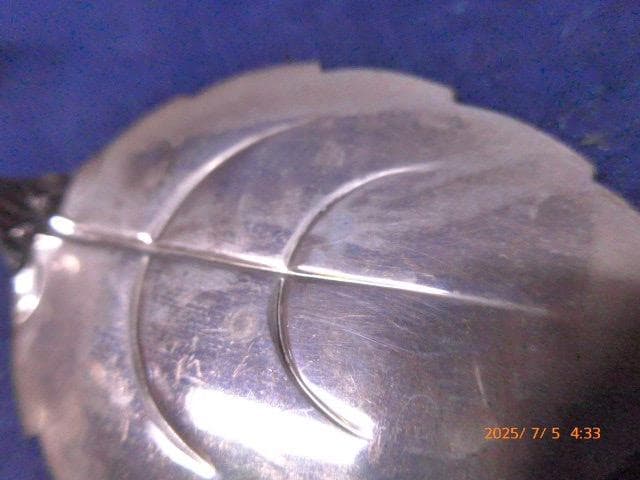 葉の形状と花のモチーフが特徴的な銀製ケーキサーバー