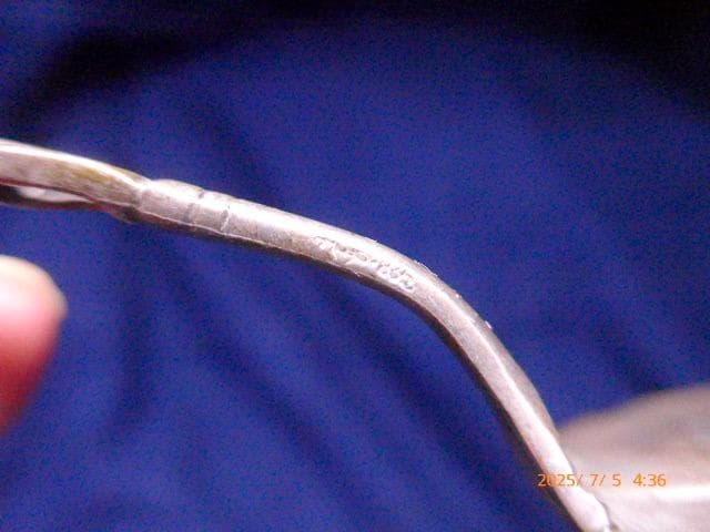 葉の形状と花のモチーフが特徴的な銀製ケーキサーバー