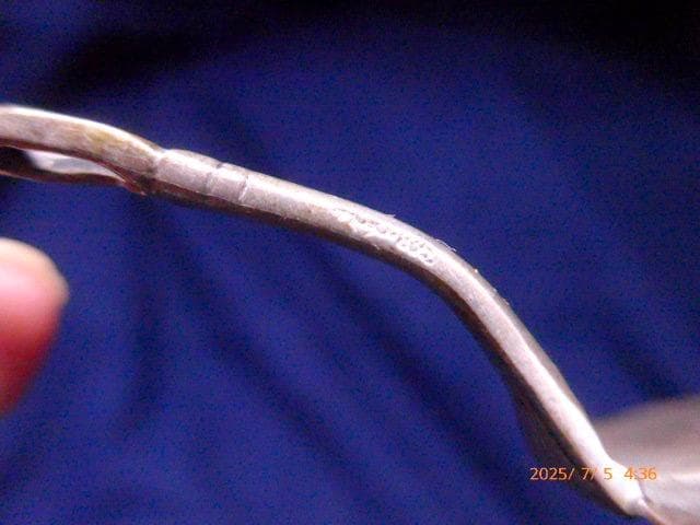 葉の形状と花のモチーフが特徴的な銀製ケーキサーバー