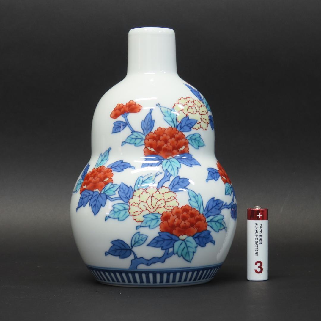 ⭕405 今泉今右衛門 錦牡丹絵花瓶 共箱 高さ17cm/色鍋島 人間国宝