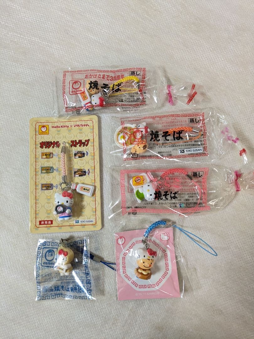 ハローキティストラップご当地限定とマルちゃんコラボ全20個キューピー3個未開封