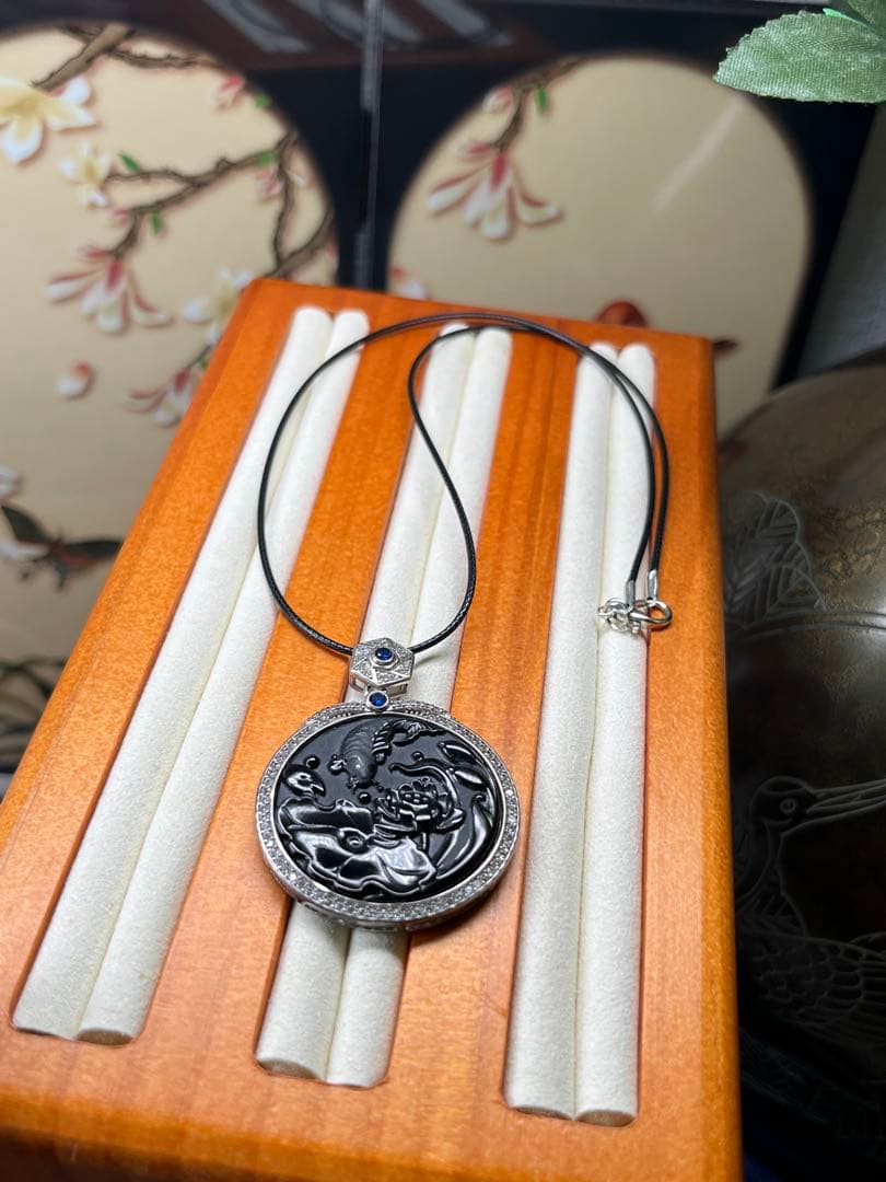 希少❣️ミャンマー産天然翡翠、高品質黒翡翠【吉兆】鯉魚戲蓮　鑑定書付き