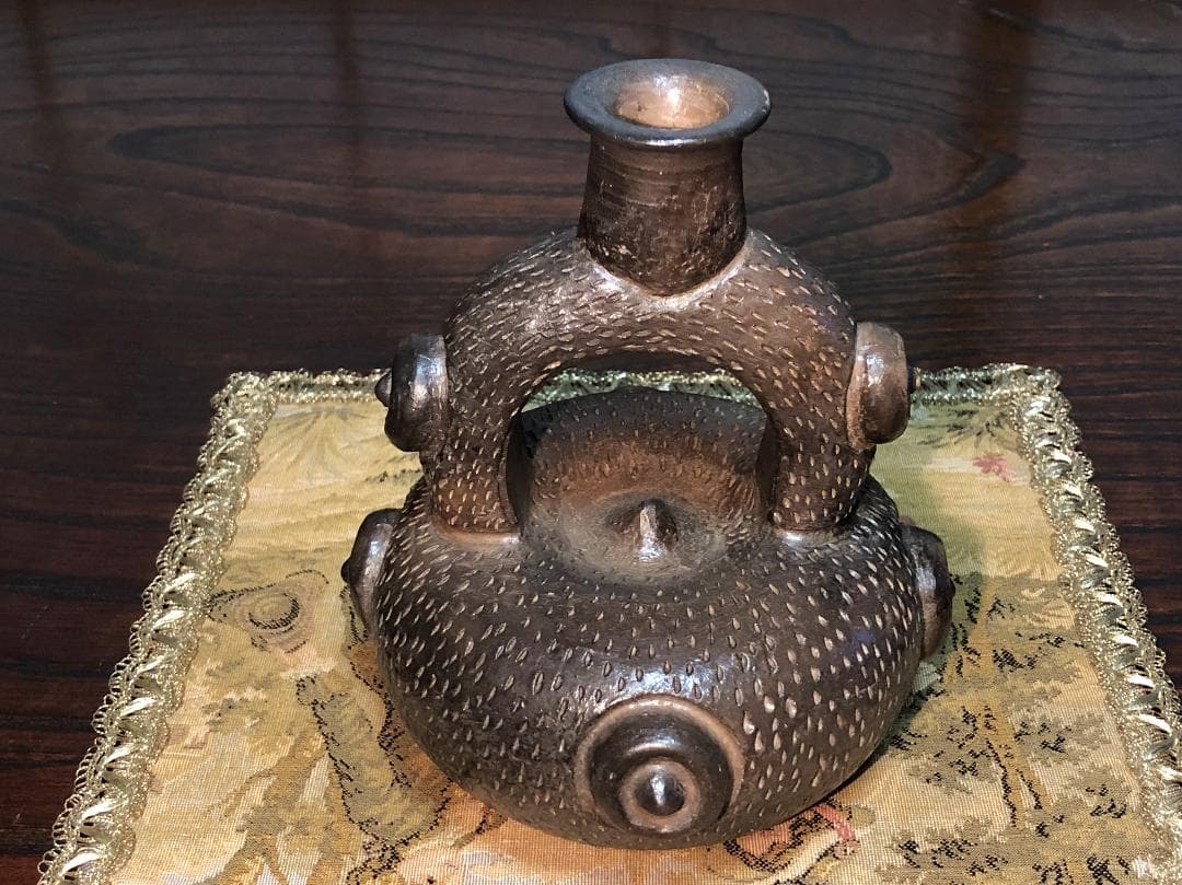 【 鐙形浮出文様注口壺 】　ペルー　チャビン土器