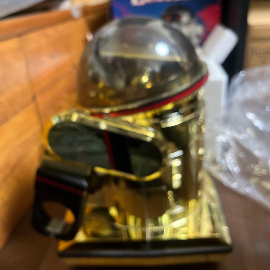 オムニボットたぶん初代のかと思います箱の色は白ですがロボットの色はゴールドです、