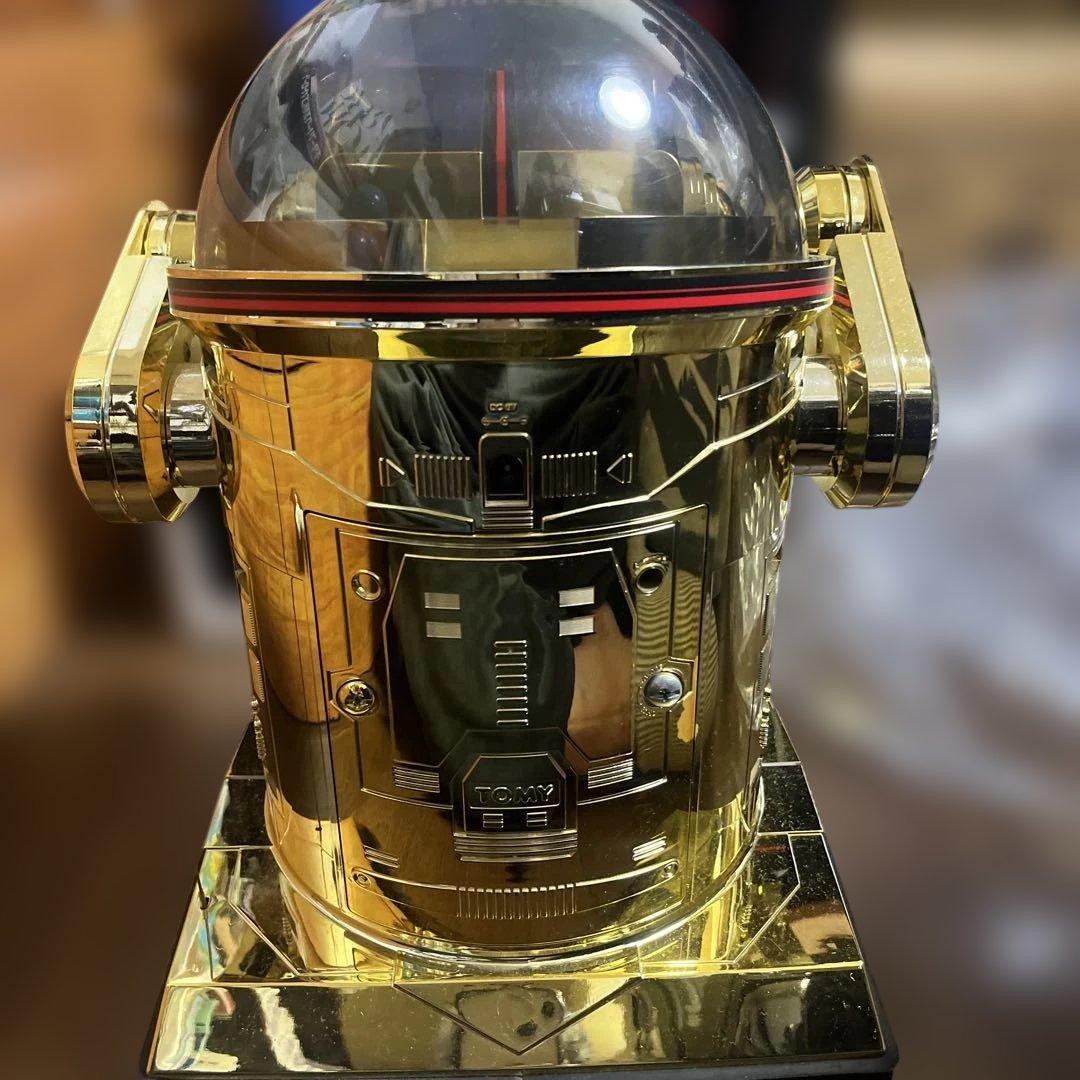 オムニボットたぶん初代のかと思います箱の色は白ですがロボットの色はゴールドです、