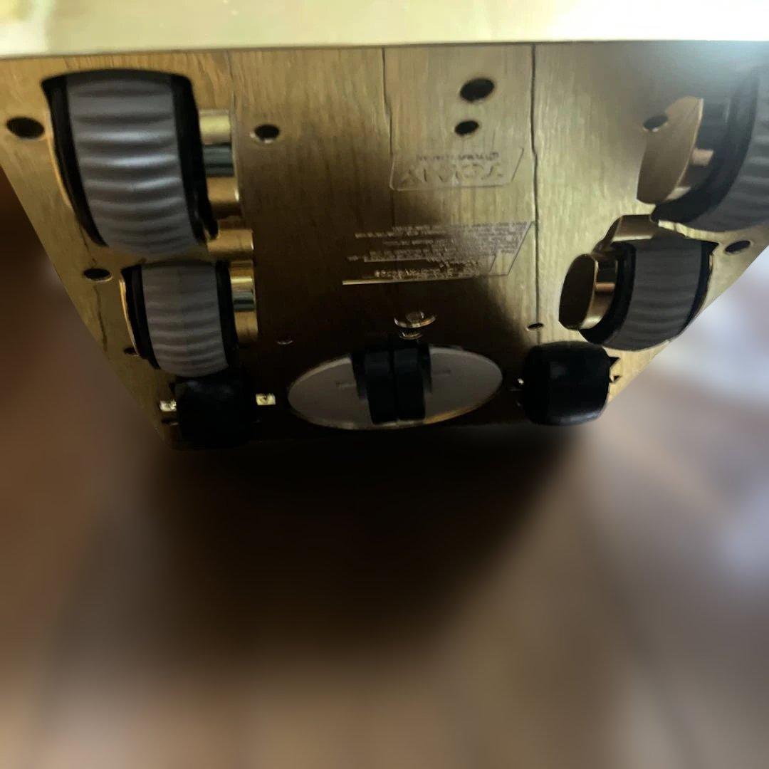 オムニボットたぶん初代のかと思います箱の色は白ですがロボットの色はゴールドです、