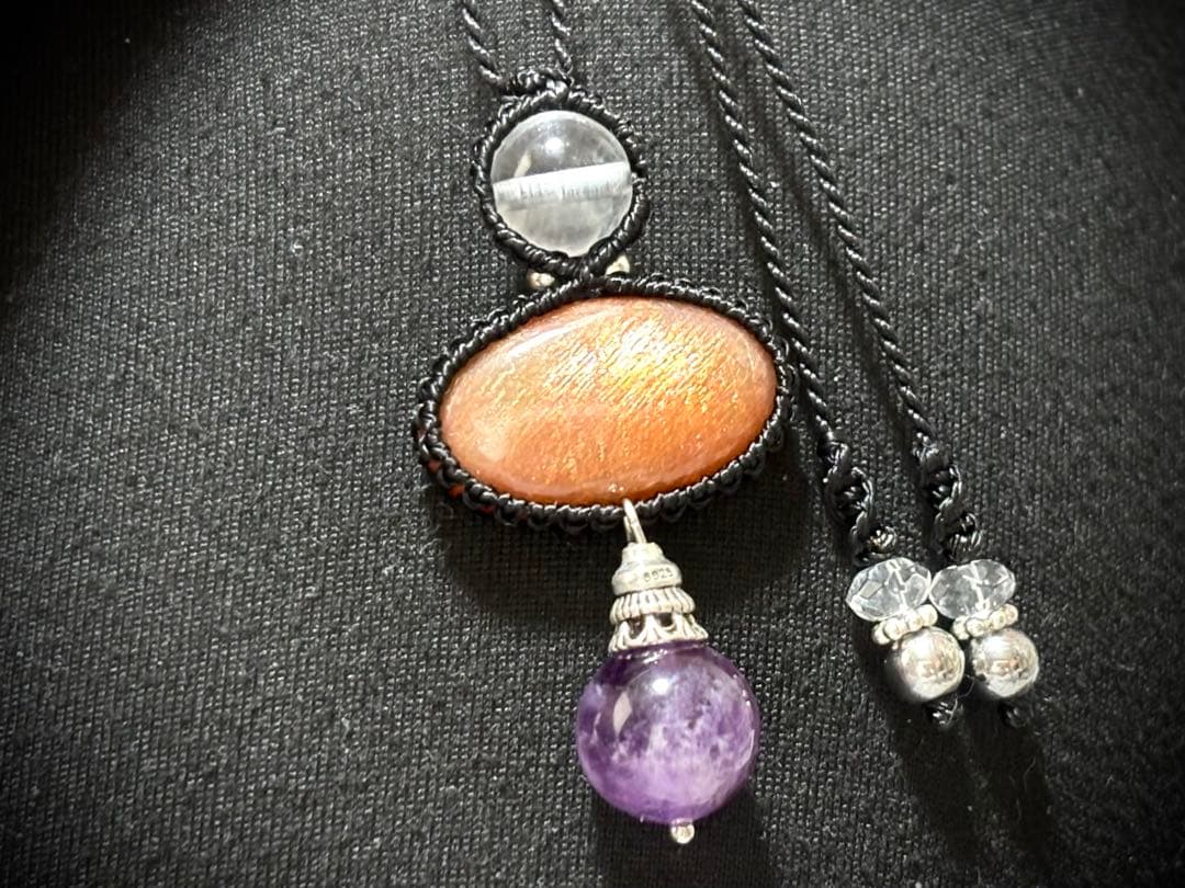 ゴールデンサンストーン　マクラメ　ペンダント　ネックレス　アメジスト　水晶