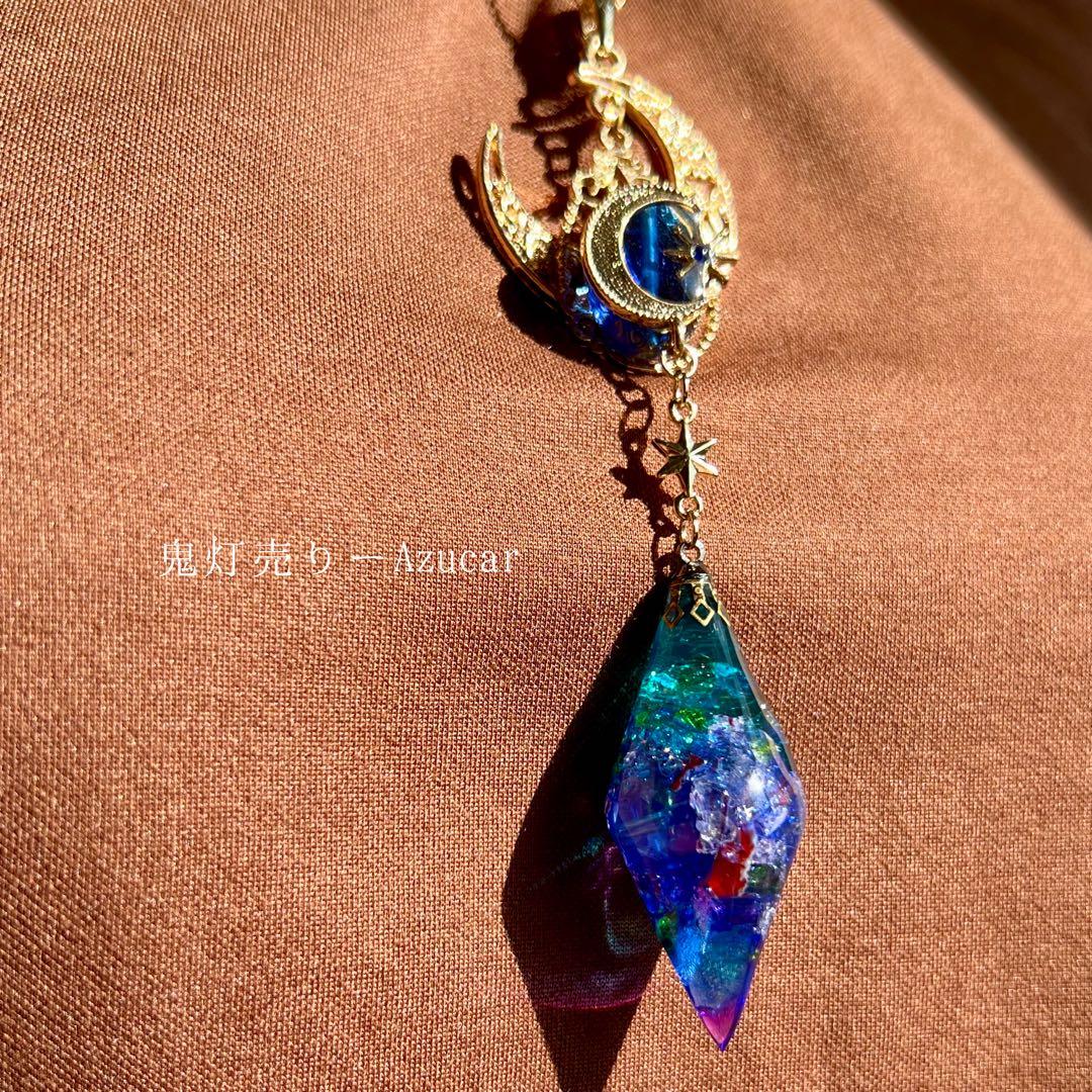 夜明けを閉じ込めたような琉球ガラス入りのレジンペンデュラムネックレス　三日月