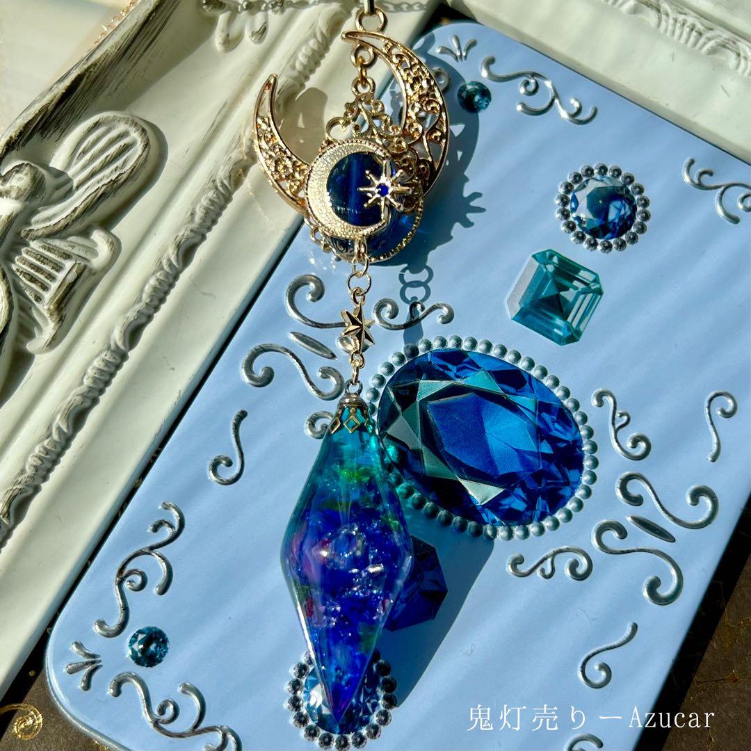 夜明けを閉じ込めたような琉球ガラス入りのレジンペンデュラムネックレス　三日月