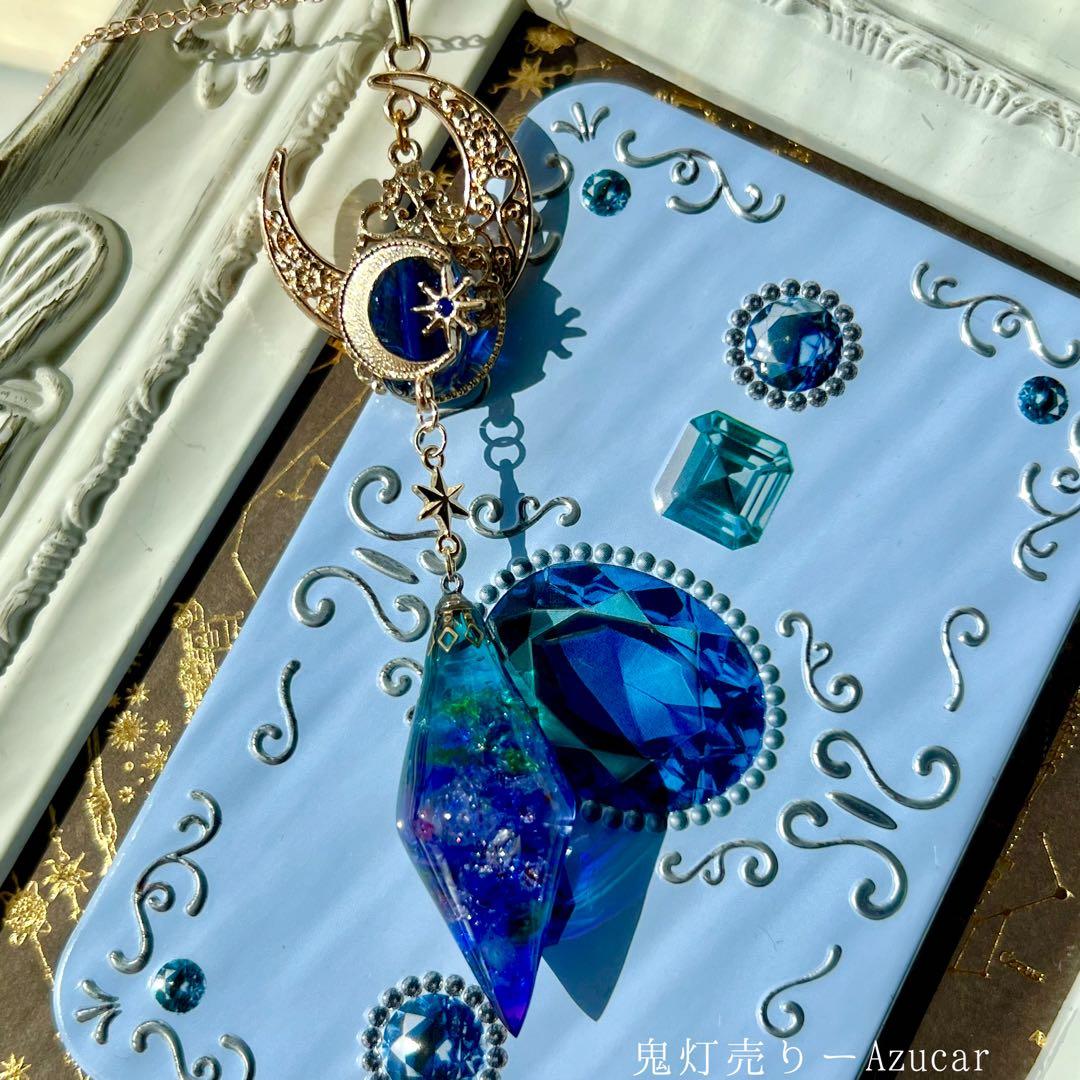 夜明けを閉じ込めたような琉球ガラス入りのレジンペンデュラムネックレス　三日月