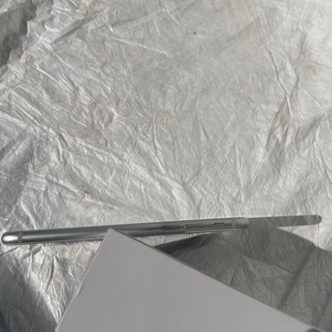 Apple iPhone 8 シルバー　64GB バッテリー82%