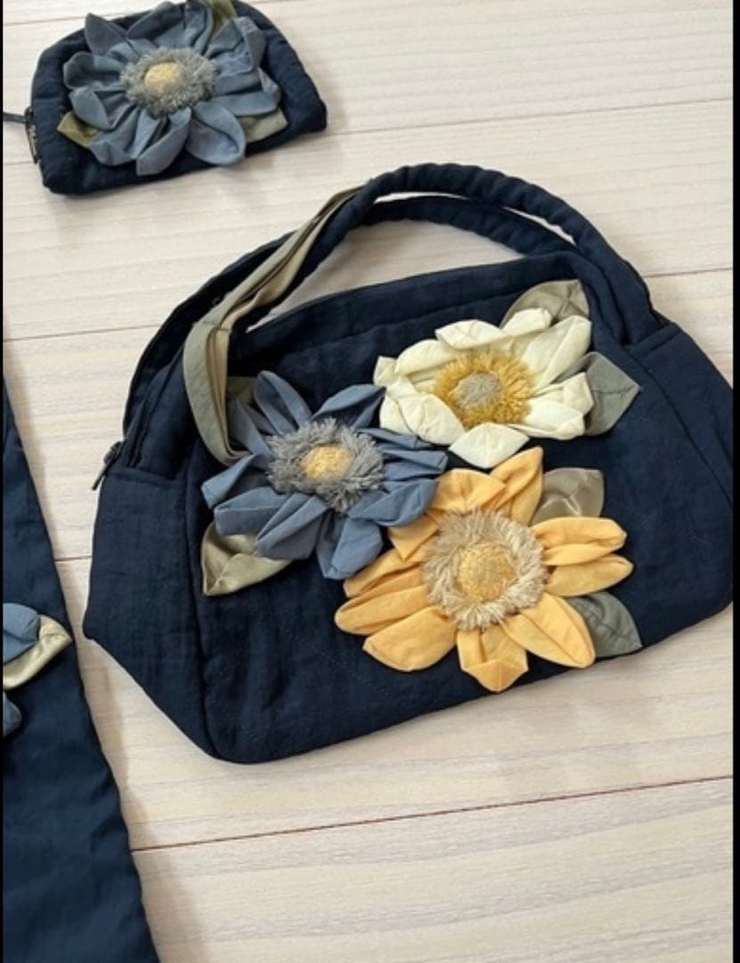 ポテチーノ可愛いお花が付いているエプロンお揃いバッグカードケースセット ネイビー