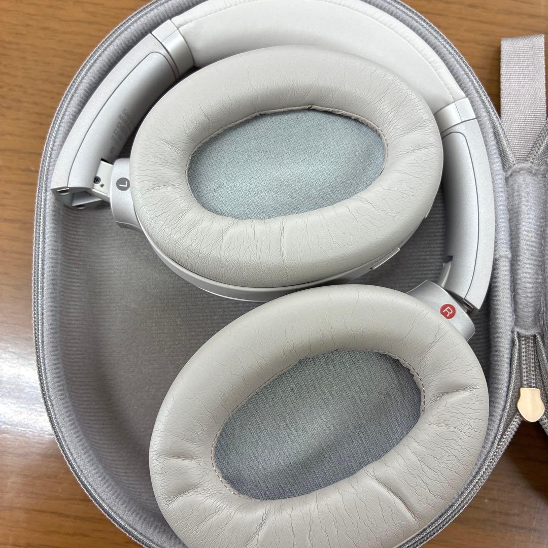 WH-1000XM3 ヘッドホン　ソニー　ワイヤレスヘッドホン　グレー　女性使用