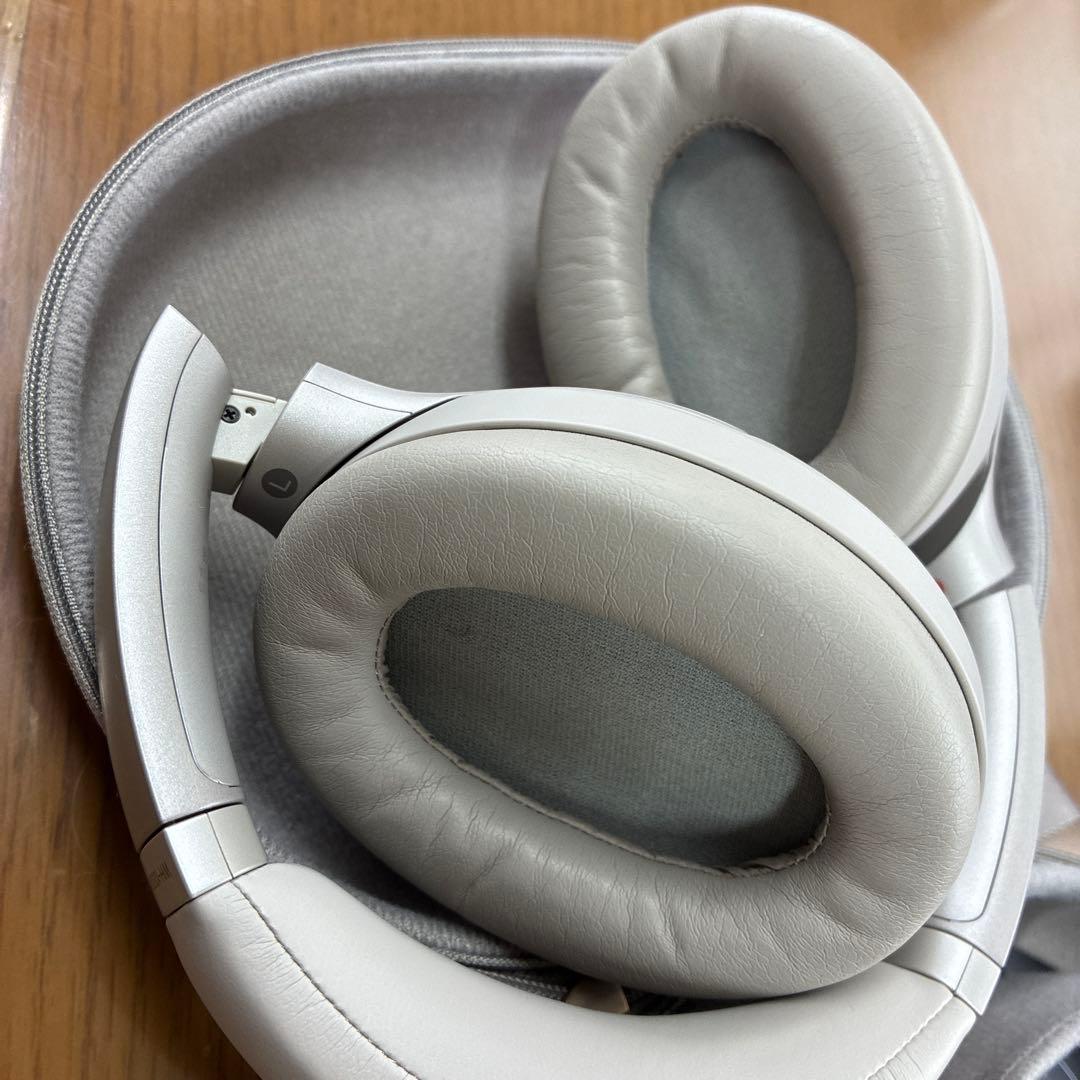 WH-1000XM3 ヘッドホン　ソニー　ワイヤレスヘッドホン　グレー　女性使用
