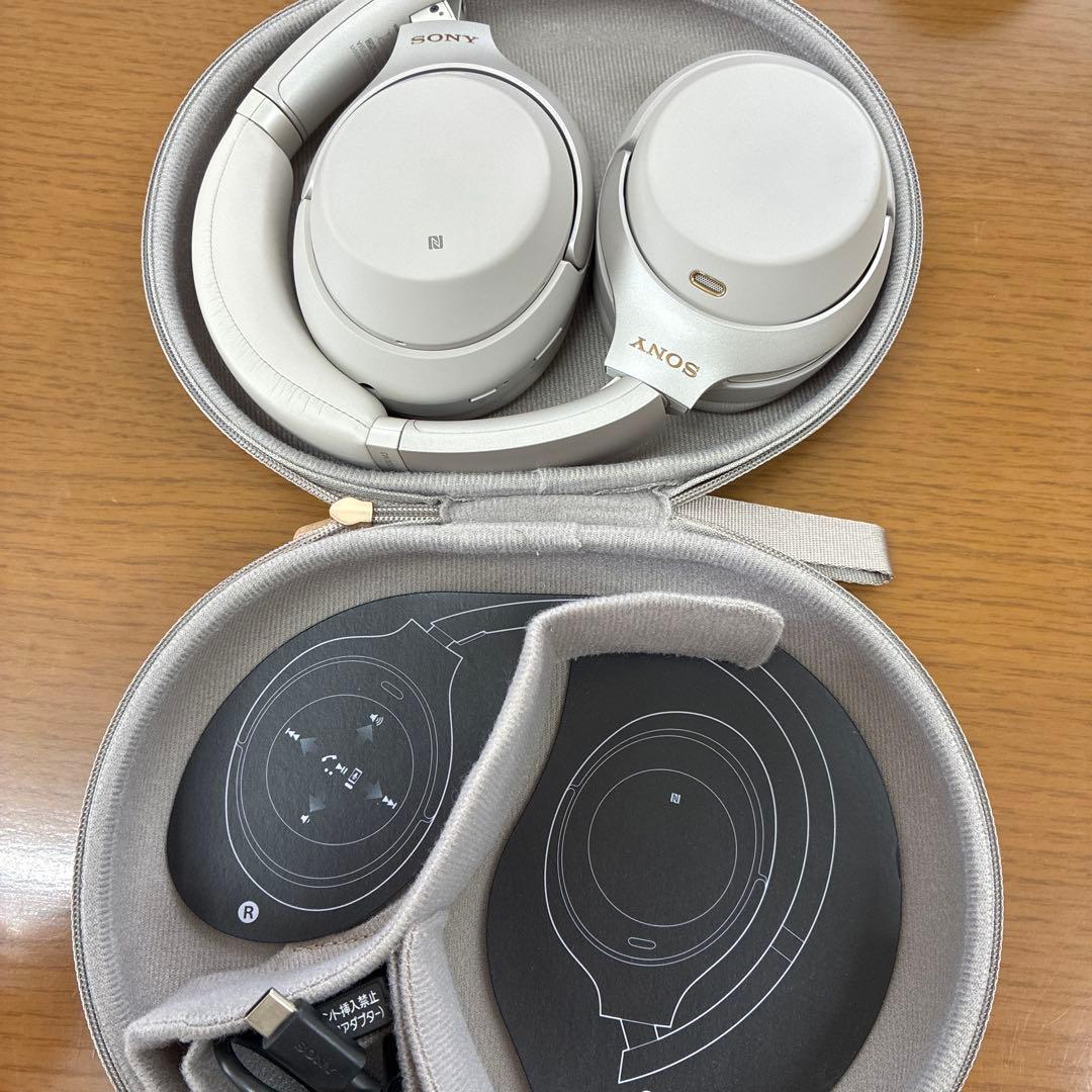 WH-1000XM3 ヘッドホン　ソニー　ワイヤレスヘッドホン　グレー　女性使用
