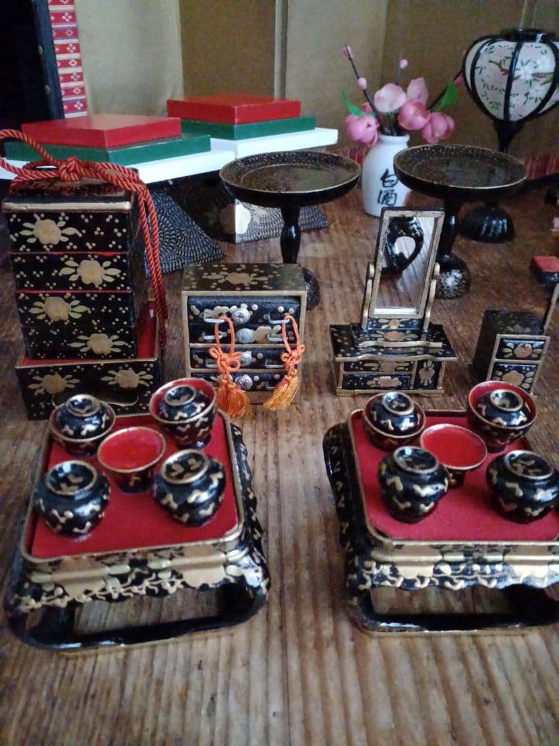 アンティーク ひな祭り小道具セット(蝋台、ぼんぼり、嫁入り道具、花 他)＋金屏風