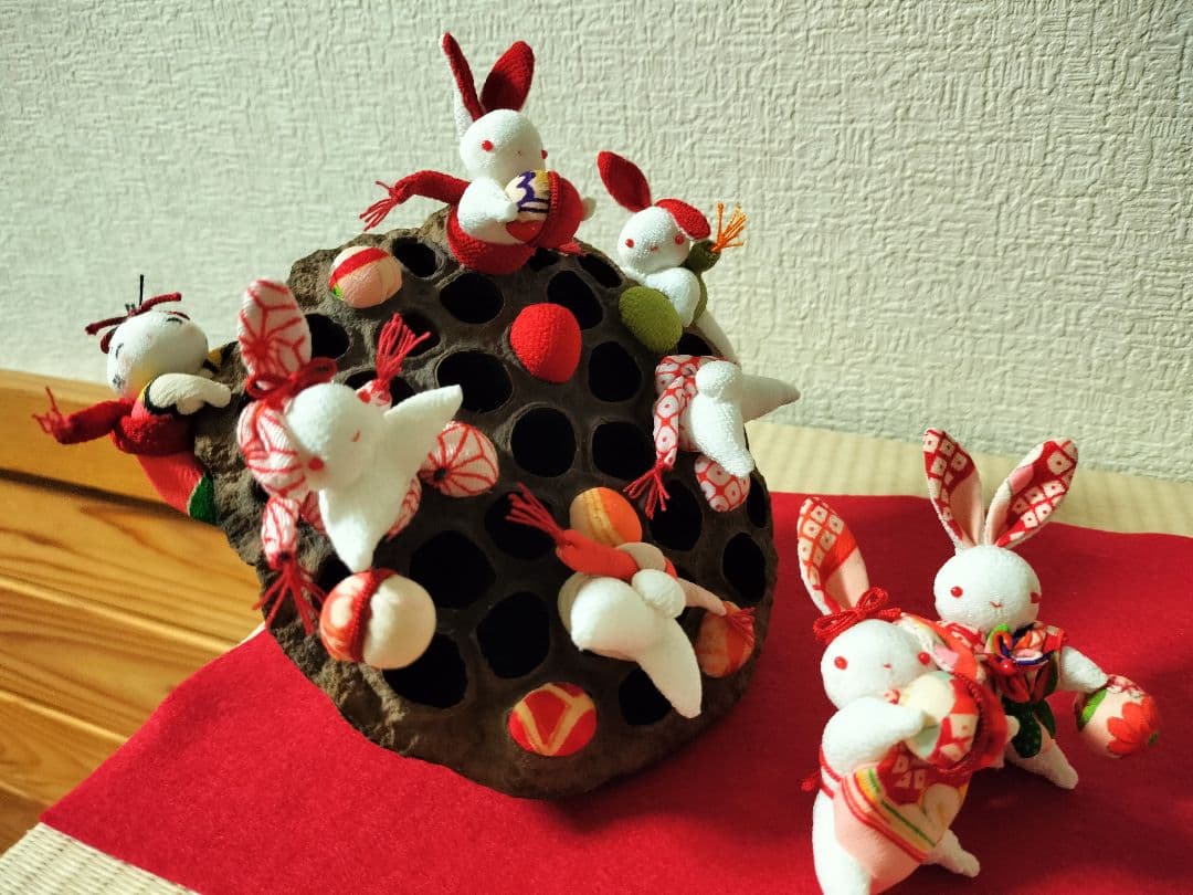 遊花ページ！蓮の実で遊ぶうさちゃんたち！お山の大将と仲間たち！