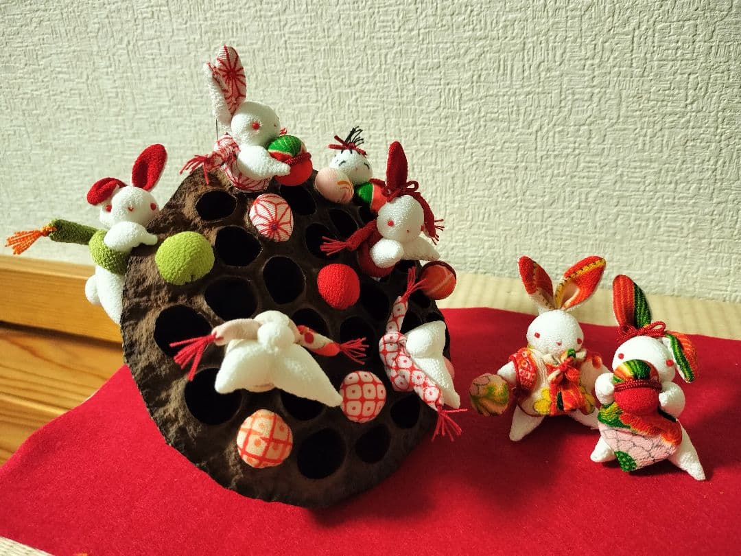 遊花ページ！蓮の実で遊ぶうさちゃんたち！お山の大将と仲間たち！