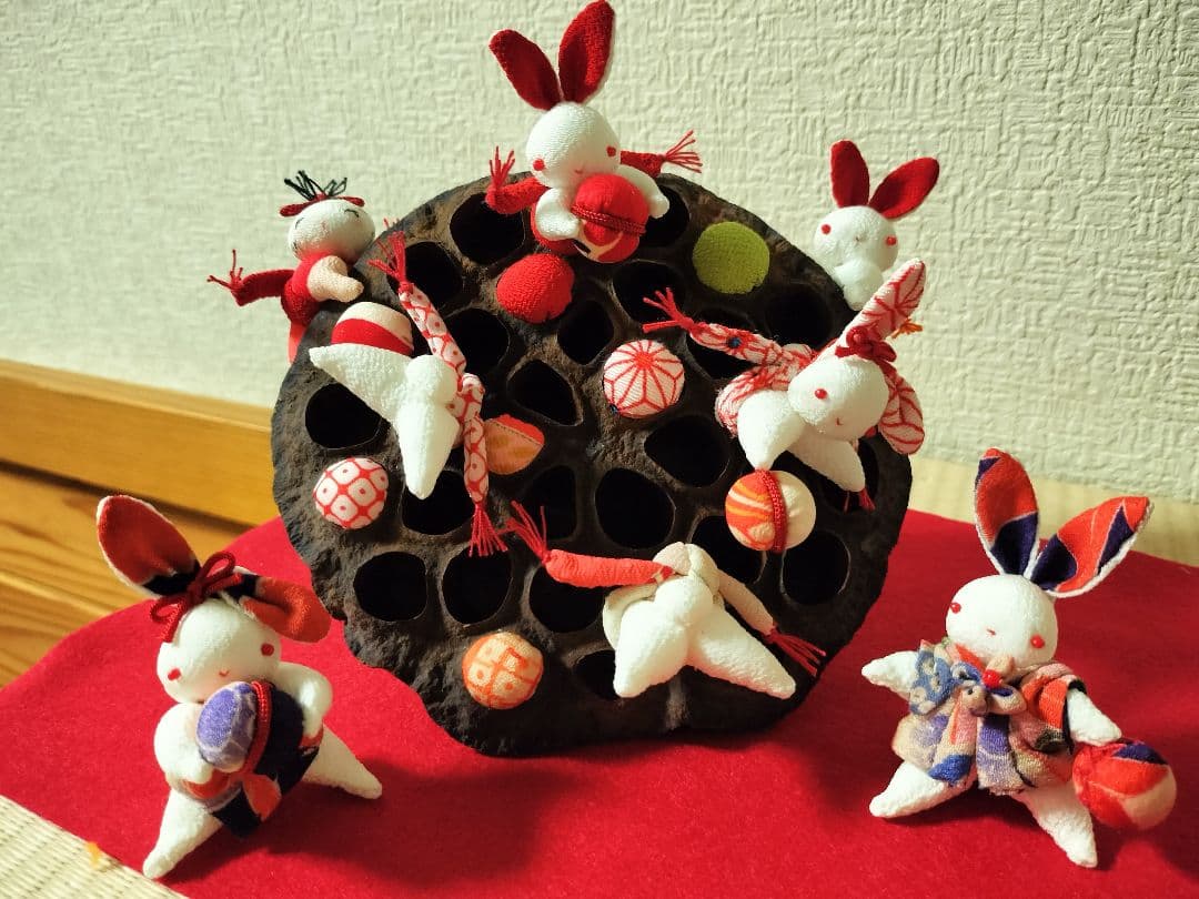 遊花ページ！蓮の実で遊ぶうさちゃんたち！お山の大将と仲間たち！