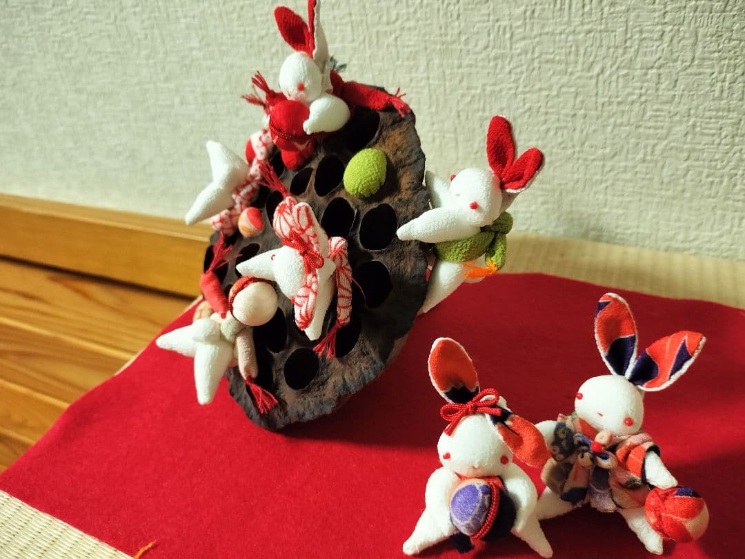 遊花ページ！蓮の実で遊ぶうさちゃんたち！お山の大将と仲間たち！