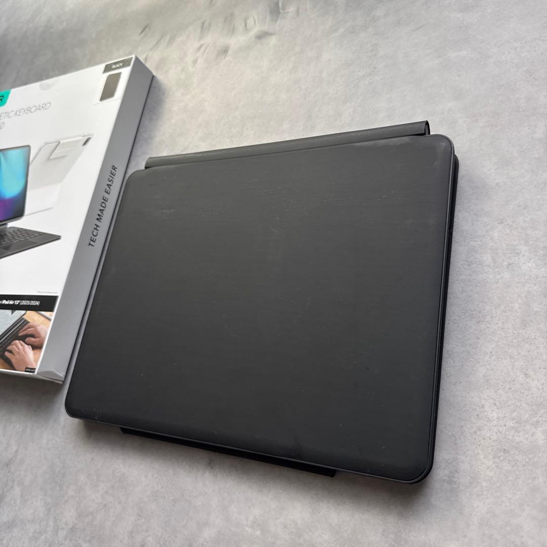 ESR Magnetic Keyboard Case ブラック　13インチ