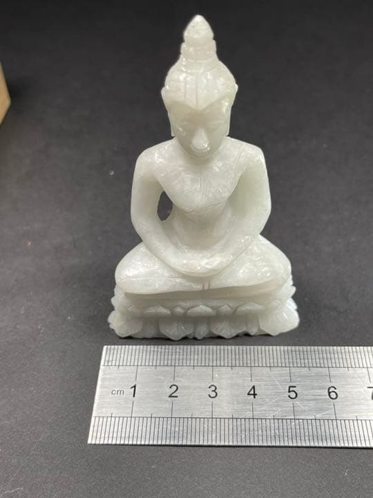 天然石ミニ仏像 玉石？翡翠？ 置物 仏教美術 重さ:88g 箱付。素材不明。