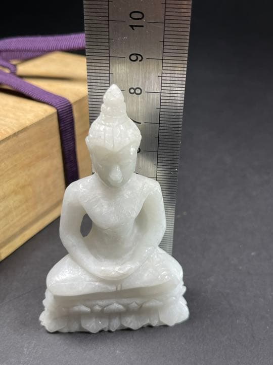 天然石ミニ仏像 玉石？翡翠？ 置物 仏教美術 重さ:88g 箱付。素材不明。