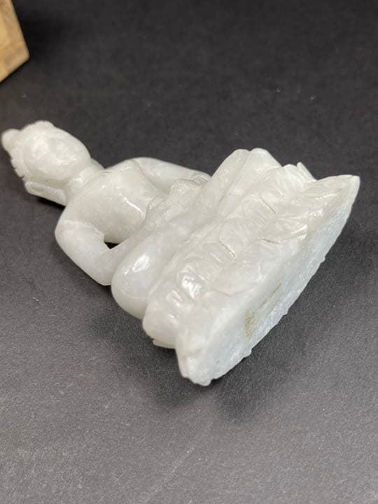 天然石ミニ仏像 玉石？翡翠？ 置物 仏教美術 重さ:88g 箱付。素材不明。