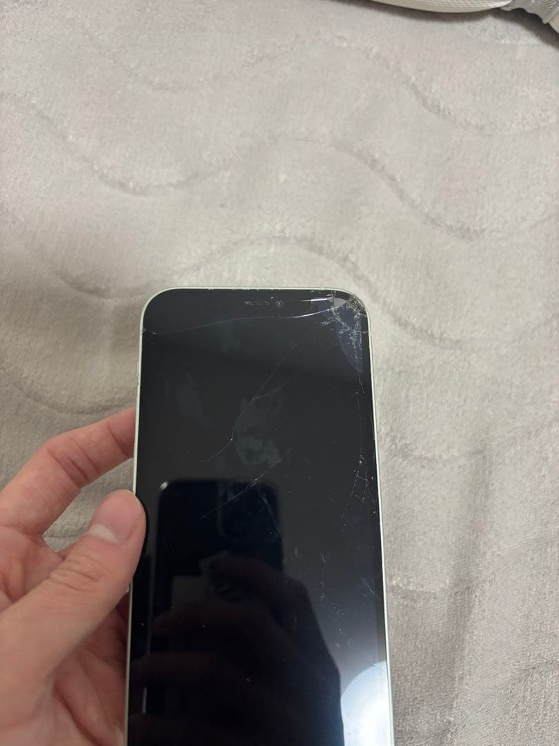 水没　iPhone12 本体　バキバキ　動作不可