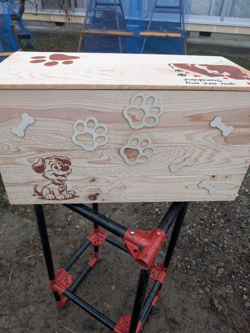 犬のイラスト付き木製収納ボックス　りんご箱　蓋付き　杉材　即納