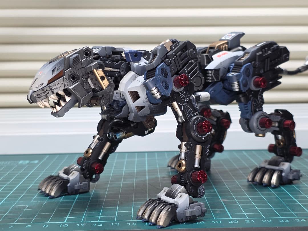 ゾイドHMMライガーゼロ　シュナイダー全塗装